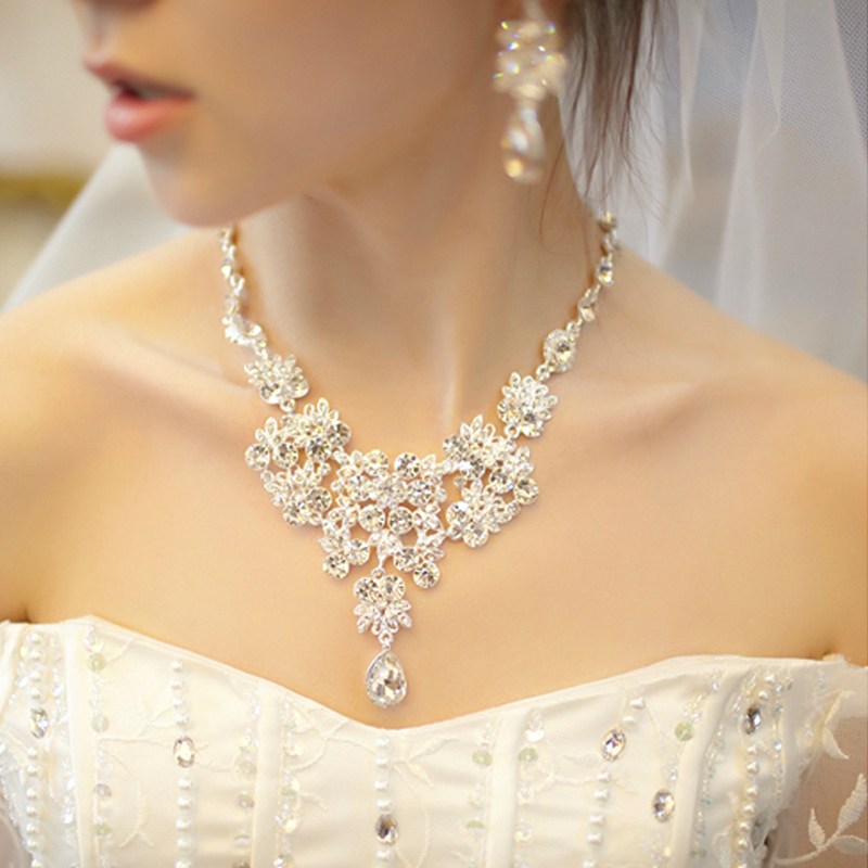 Свадебное платье и бижутерия