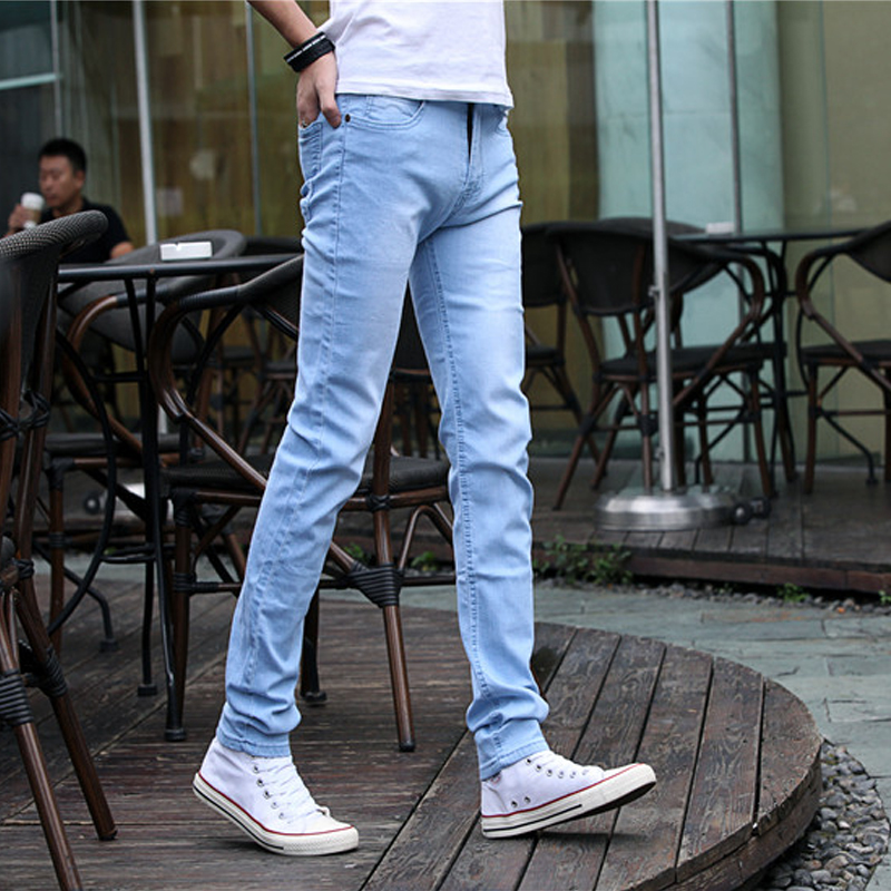 Мужские ноги в джинсах
